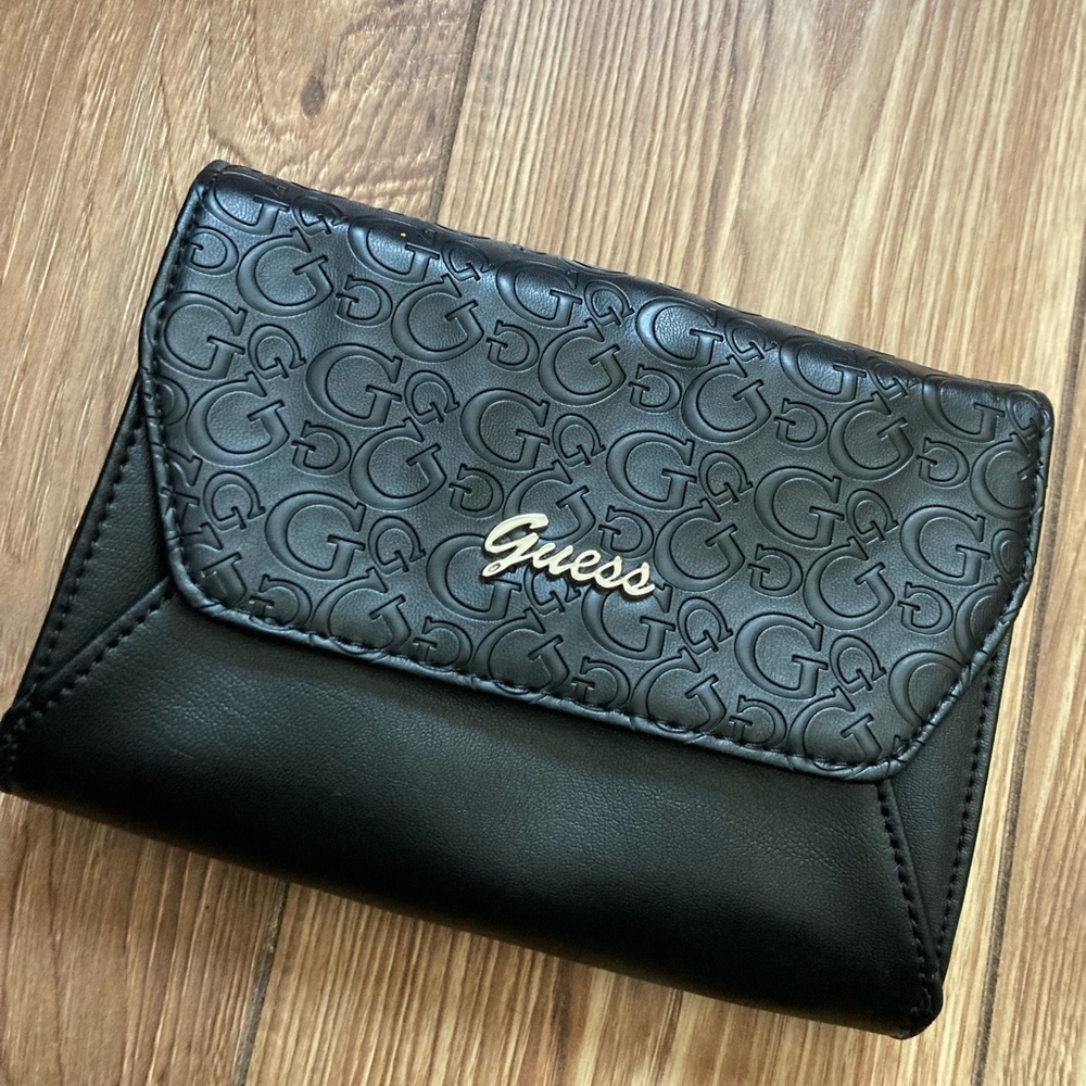 NWOT Guess Small Black Embossed Logo with Silver Chain - Picture 4 of 4